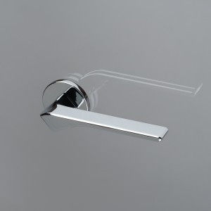 Дверная ручка на розетке Extreza AURA-R16-F04 (AURA 134) полированный хром
