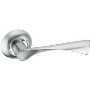Дверная ручка на круглой розетке ADDEN BAU Legend A123 Chrome хром